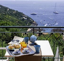 4 bedroom with pool and panoramic sea views near Serrento, sleeps 10